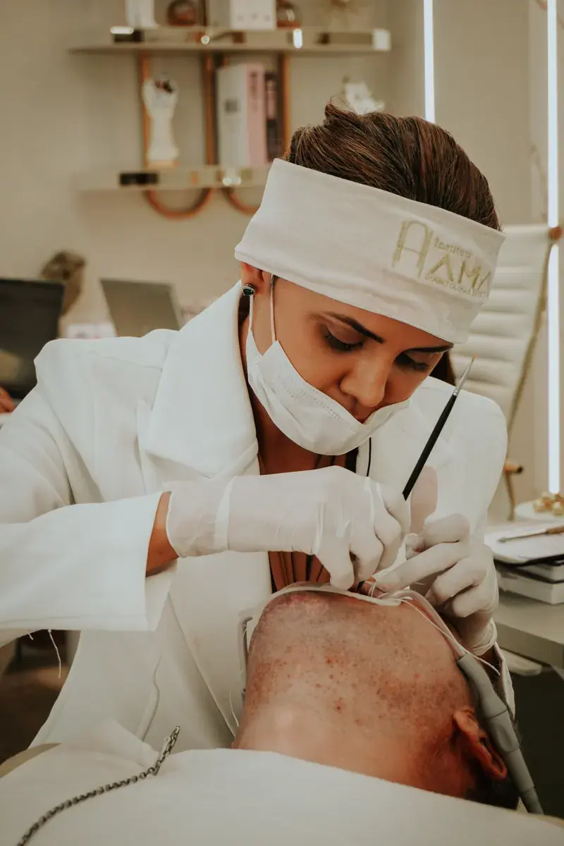 Dentista em atendimento no Instituto Ama