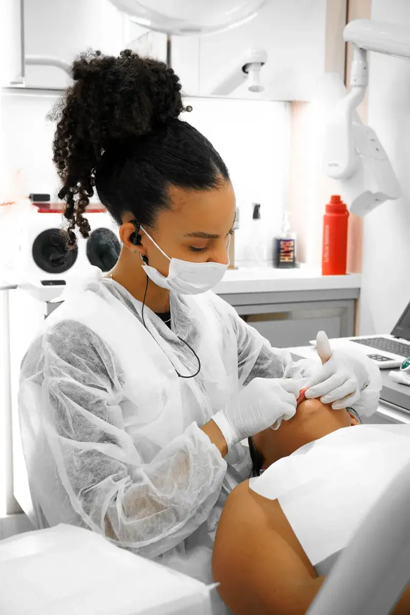 Dentista em atendimento no Instituto Ama