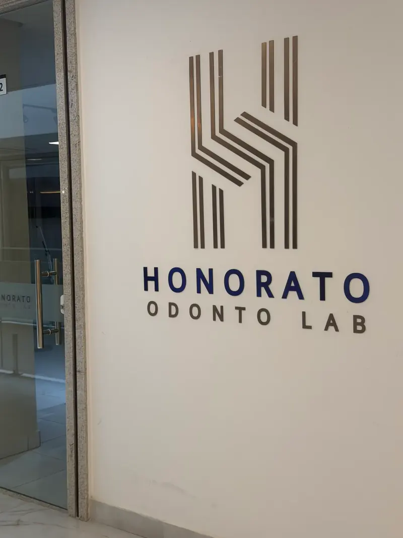 Entrada do Honorato Odonto Lab, laboratório próprio do Instituto Ama