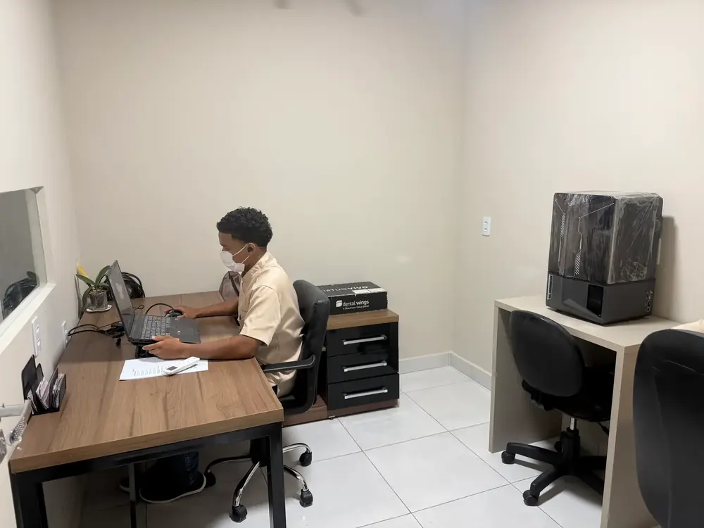 Técnico na estação de trabalho com computador do laboratório próprio do Instituto Ama